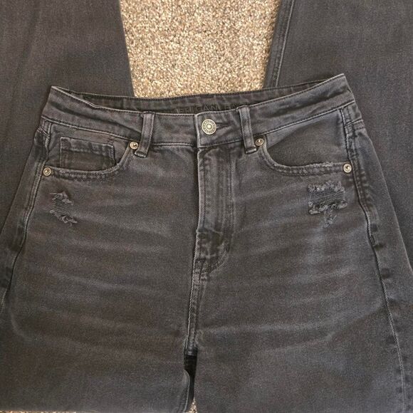 Women's American Eagle black straight leg mom fit ripped knee denim jeans 4 - Picture 3 of 7